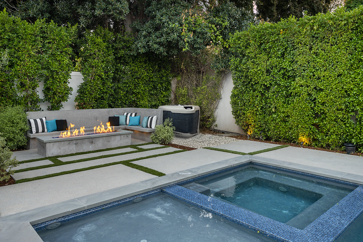 Thermopompe de piscine Nirvana installée avec dégagement minimal de 24 pouces pour une circulation d’air optimale